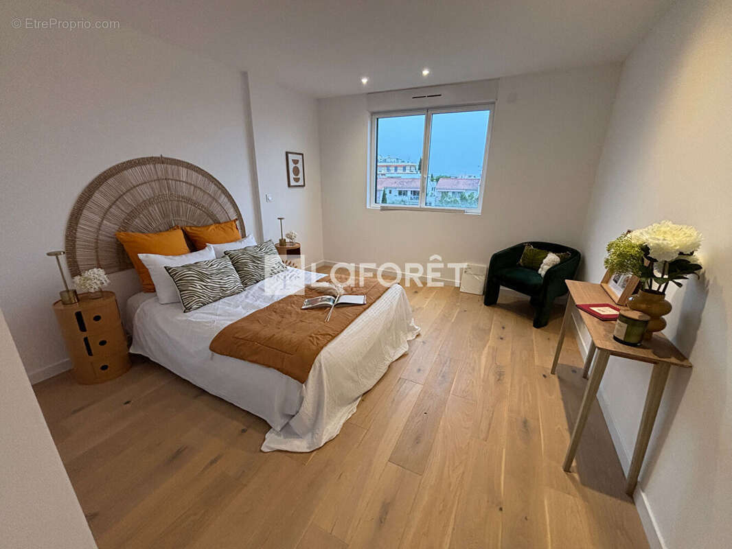 Appartement à SAINT-LAURENT-DU-VAR