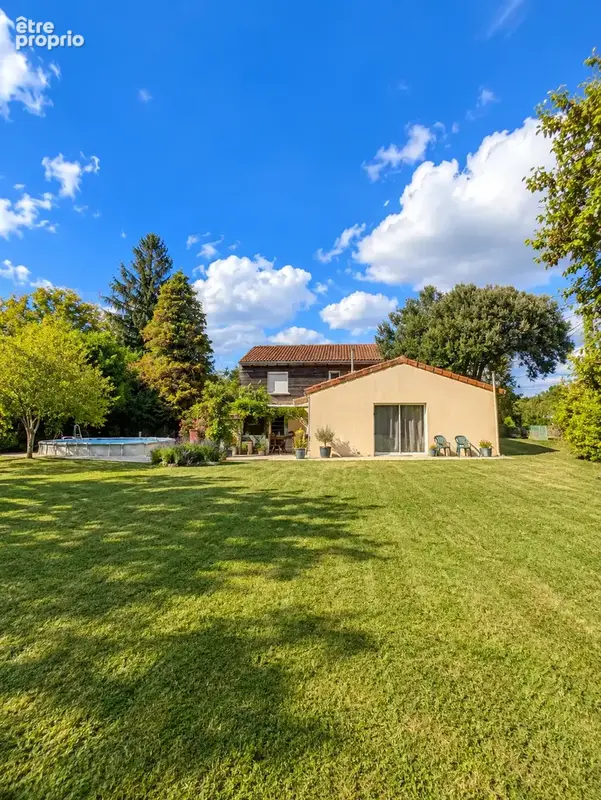 Maison familiale avec vaste pièce de vie et terrain de 1 700 m2   Pons (17800) - photo 9