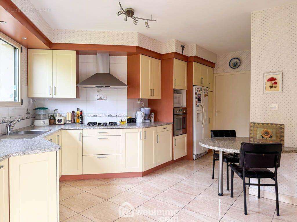 ...la cuisine équipée de 14.90m² avec un accès à l'arrière cuisine de 12.80m² et la lingerie de 5.30m². - Maison à CHOLET