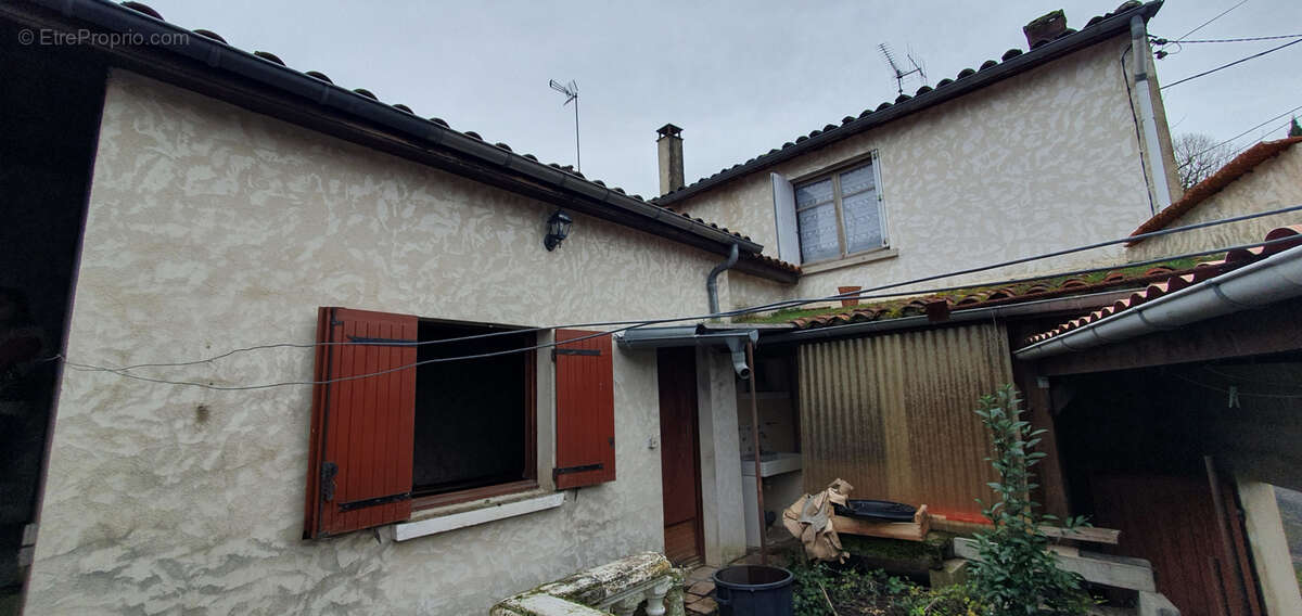 Maison à SAINT-MEME-LES-CARRIERES