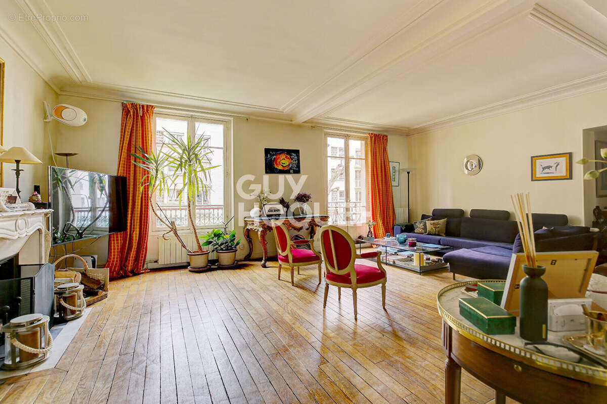 Appartement à PARIS-16E