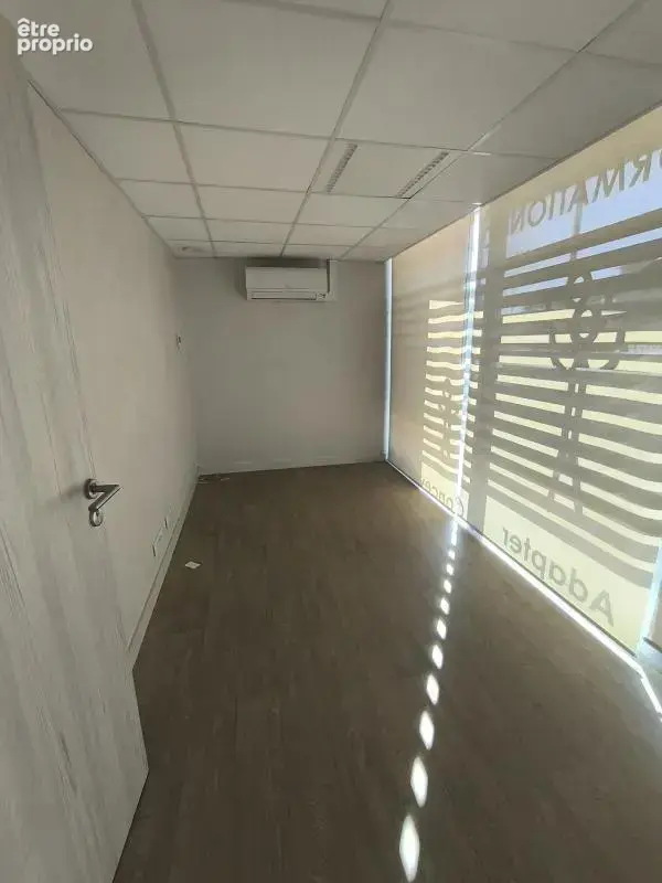 A VENDRE Local commercial - 241m² - BELLEVILLE-EN-BEAUJOLAIS - Face gare - photo 4