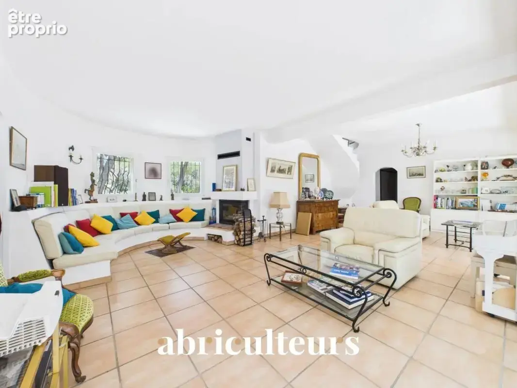 Maison d’architecte de 257 m² avec piscine et jardin arboré de 4 000 m² en vente à Ventabren (13122) - photo 6