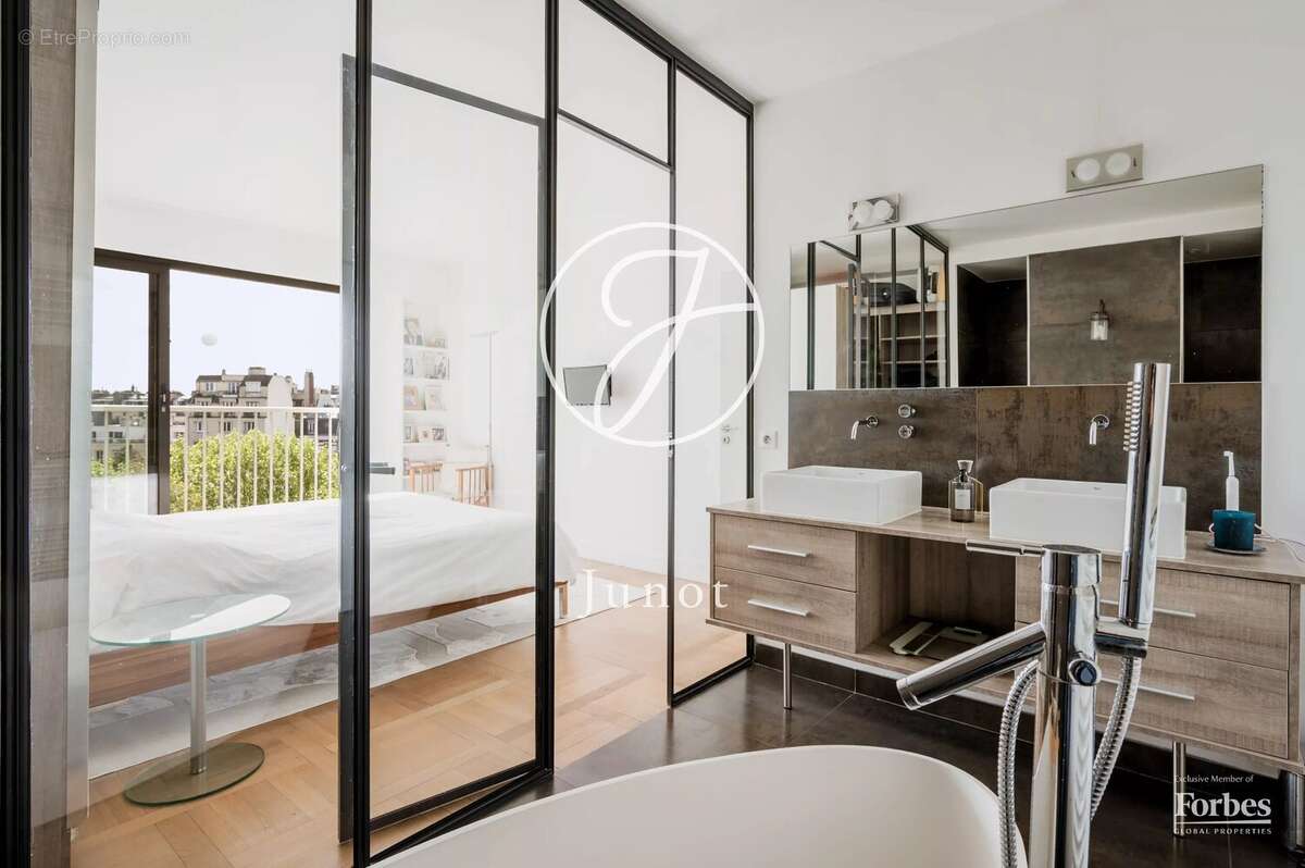 Paris 16e - AUTEUIL - Appartement - 5 pièces - 121,71m² Carrez - 3 chambres - balcon 6.25m² - photo 16
