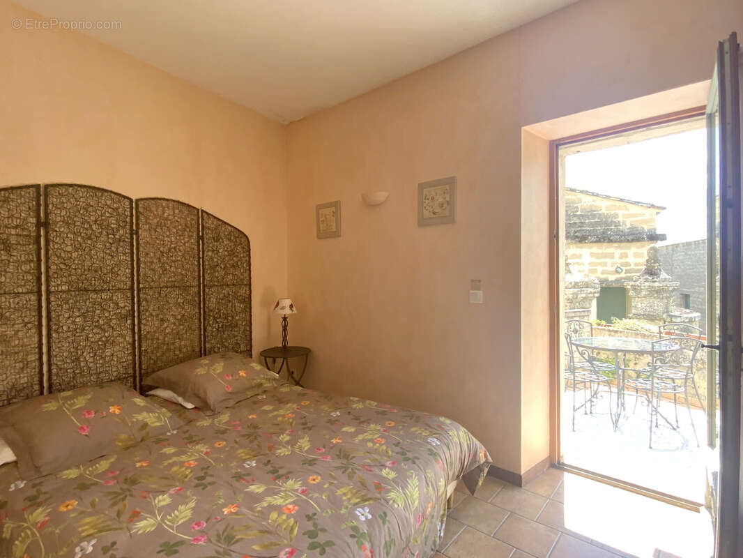 Mas de village du XIXo siècle avec cour , piscine dans un village avec commerces. - photo 12
