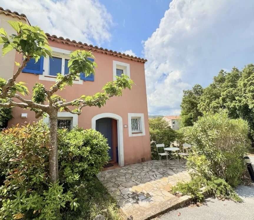 Appartement à ROQUEBRUNE-SUR-ARGENS
