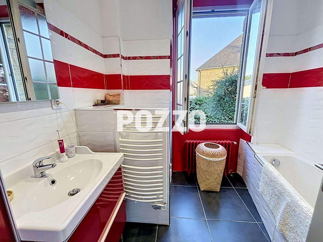 A Vendre - AVRANCHES (Centre-ville) - Maison 7 pièce(s) 170 m² - terrain 1302 m² - photo 14