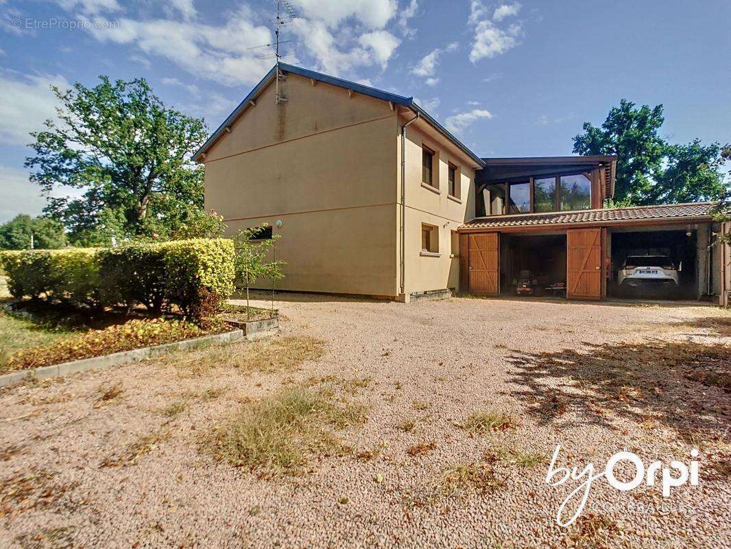 Maison à DURDAT-LAREQUILLE