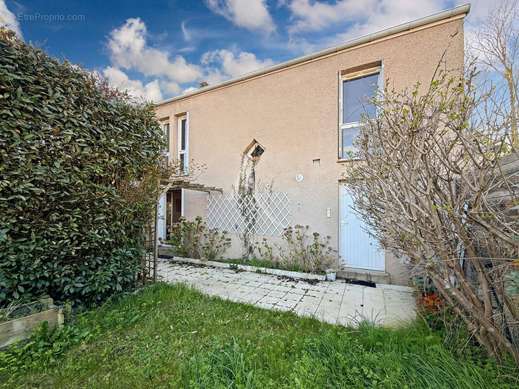Maison à JOUY-LE-MOUTIER