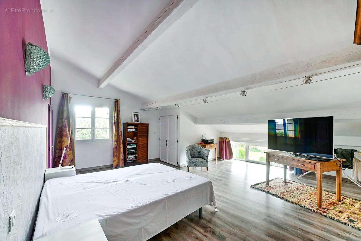 Maison à SAINT-JEAN-DE-MARUEJOLS-ET-AVEJAN