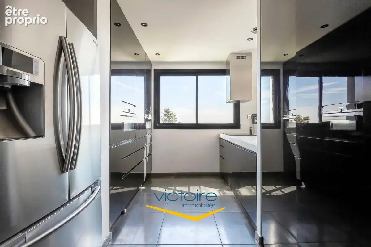 Exclusivité - Maison et adresse de prestige - Vue panoramique sur la Skyline Lyonnaise - piscine, jacuzzi, cinéma - photo 9