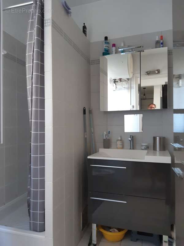 CABINET DE TOILETTE - Appartement à PARIS-20E