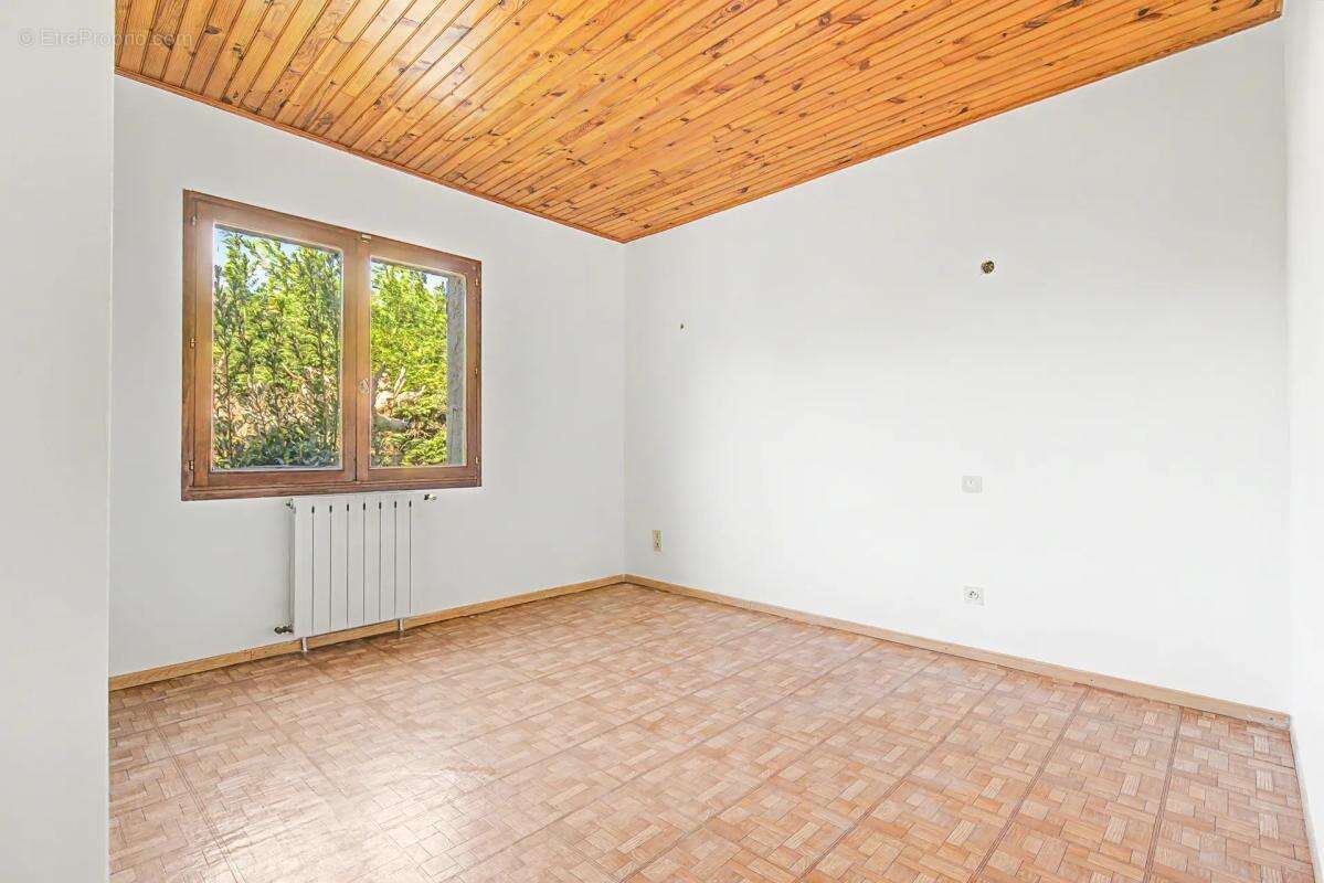 Maison à ENTRAIGUES-SUR-LA-SORGUE