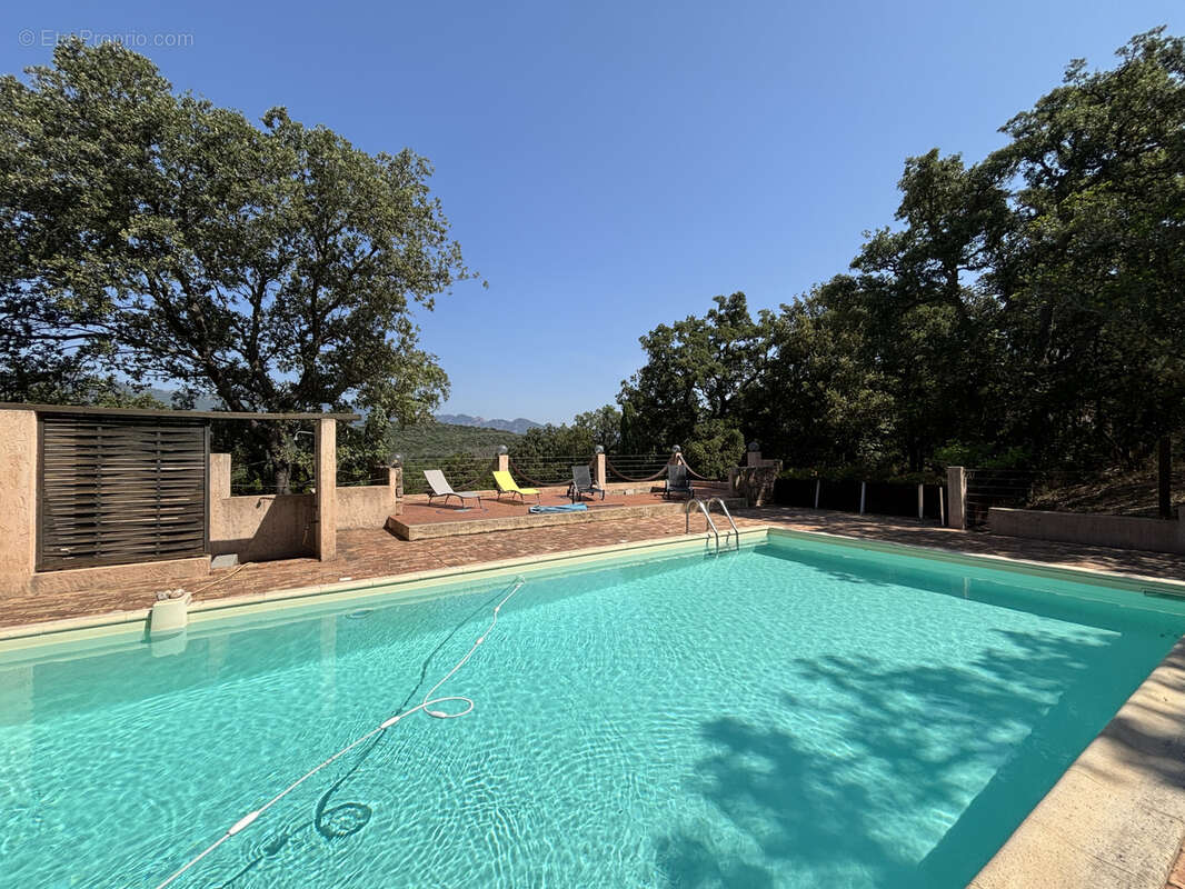 Villa avec vue mer panoramique édifiée sur un terrain de plus de 4150m2 avec piscine. - photo 23