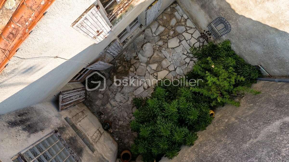 Marennes centre – Maison familiale en pierre de 145 m², 4 chambres, cour sans vis-à-vis et garage - photo 11