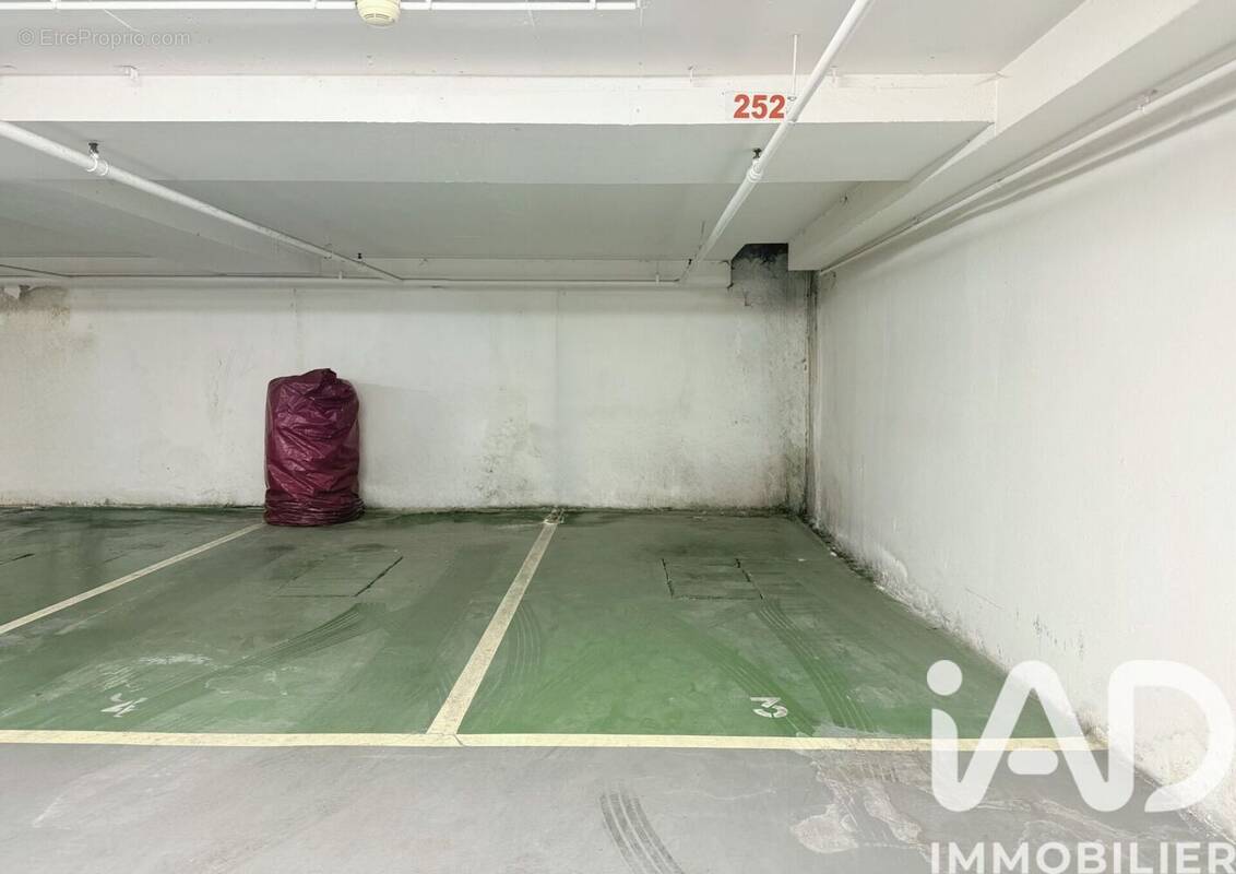 Photo 1 - Parking à PARIS-2E