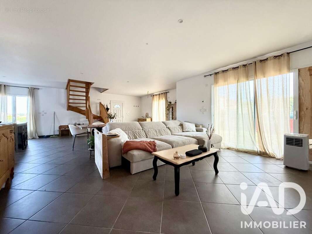 Maison 160 m² à Saint-Marcellin-En-Forez  - photo 5