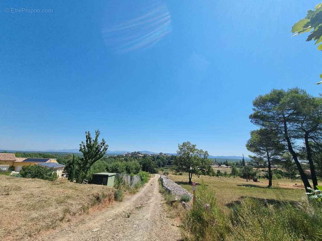 A Montmeyan, terrain de 3436m2 divisible et constructible ! - photo 3