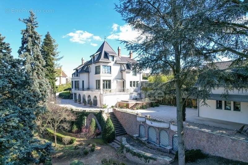 Maison bourgeoise 255 m² entièrement rénovée, parc clos et arboré de 4 303 m² (piscinable), 3 garages, terrasse, jacuzzi - photo 8