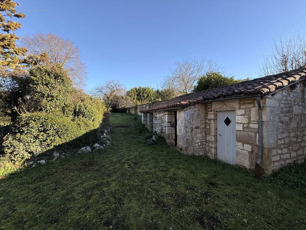 Maison à SALLES-DE-VILLEFAGNAN