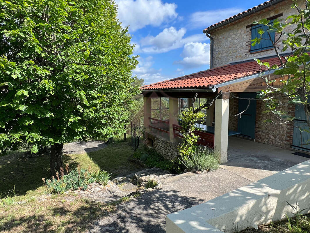 Coup de coeur pour cette propriété avec + d'un hectare de terrain - photo 2