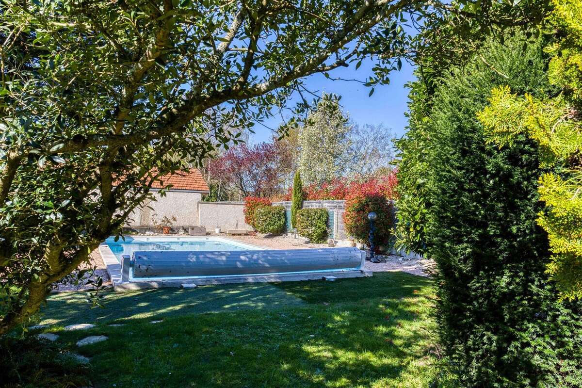 Maison 185 m² à Saint-Denis-Les-Bourg  - photo 4