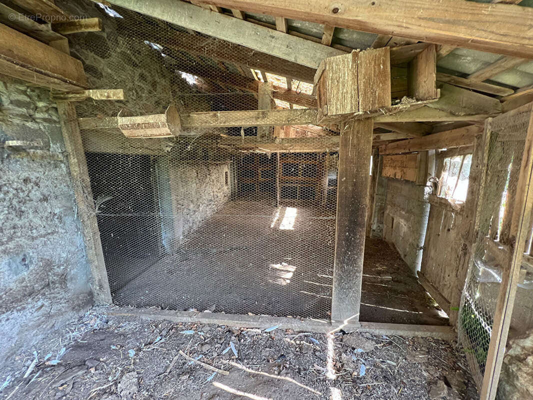 A VENDRE - Ancienne écurie avec terrain attenant - 85 m² développés - SAINT GENIEZ D'OLT - photo 6