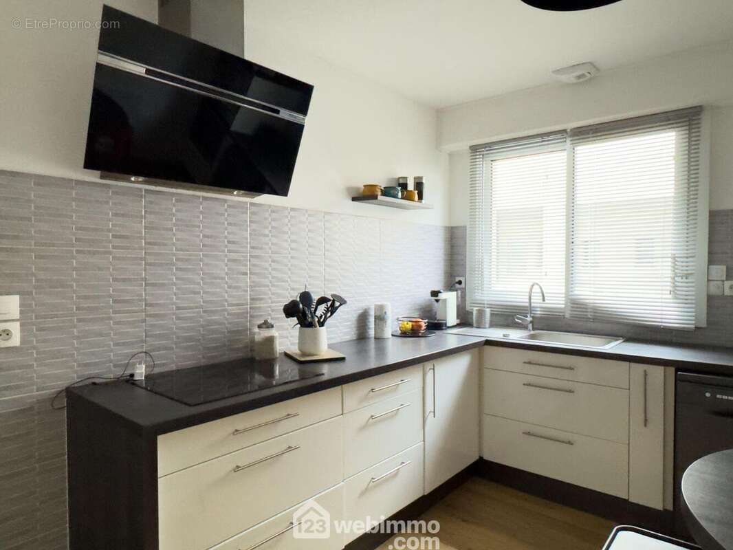 ...à la cuisine complètement refaite en 2016... - Maison à CHOLET