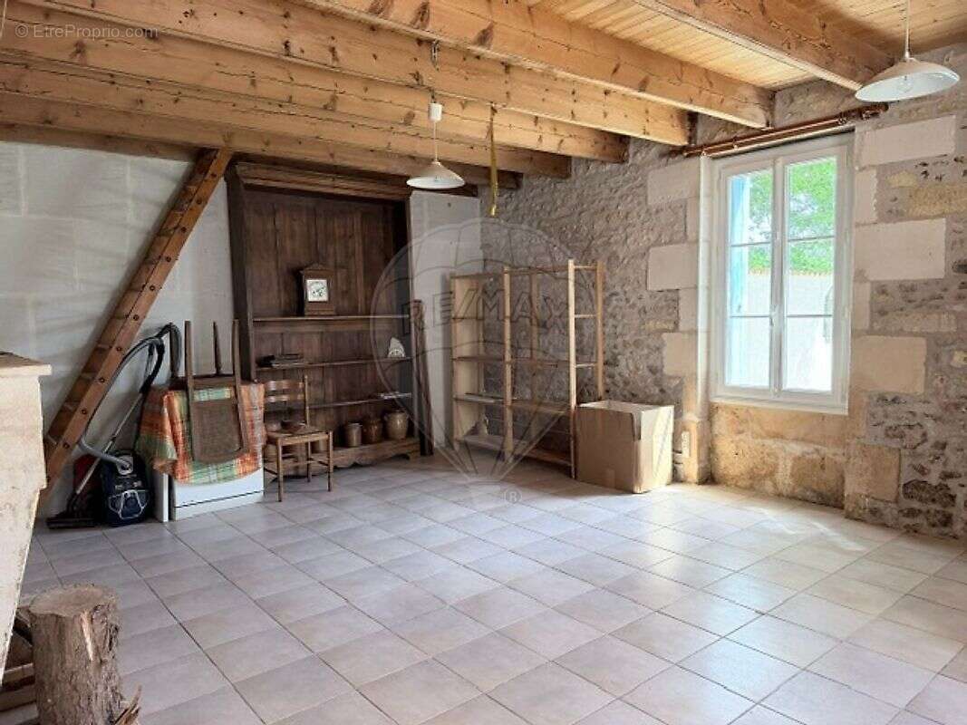 Maison à CHAILLEVETTE