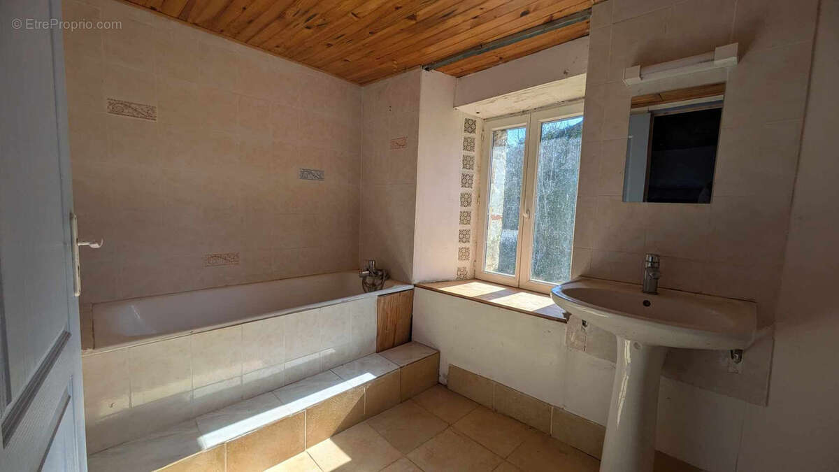 Maison à SAINT-HILAIRE-LE-VOUHIS