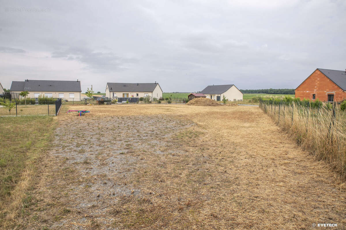 Terrain à BRECY