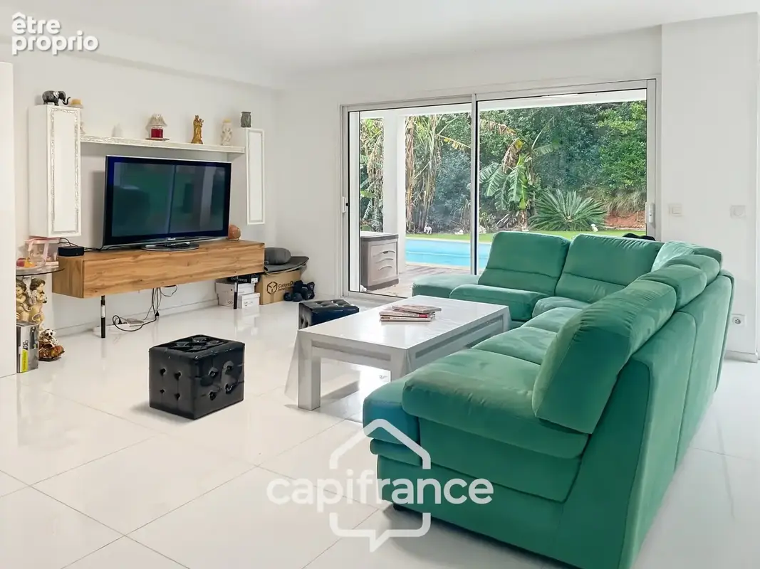 Maison à vendre 8 pièces CARQUEIRANNE (83) - Quartier Canebas - 6 chambres - 220 m2 habitable - Piscine - photo 7