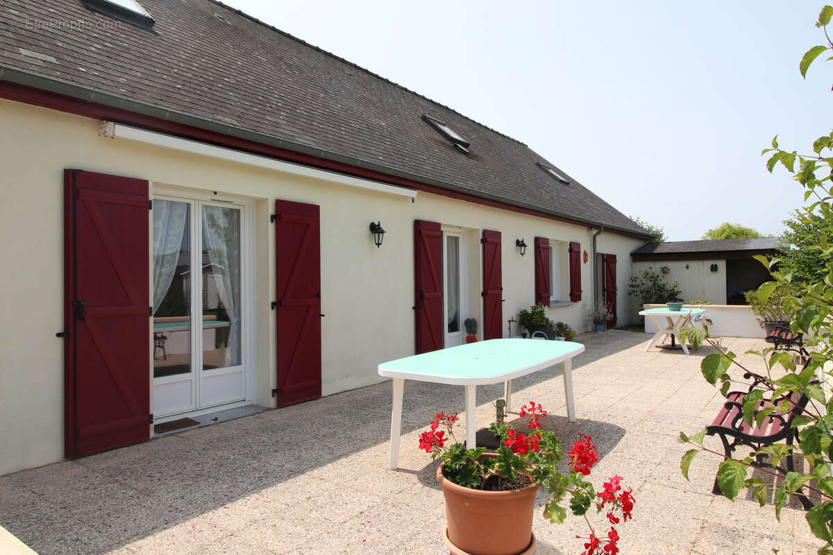 Maison à AMBILLOU
