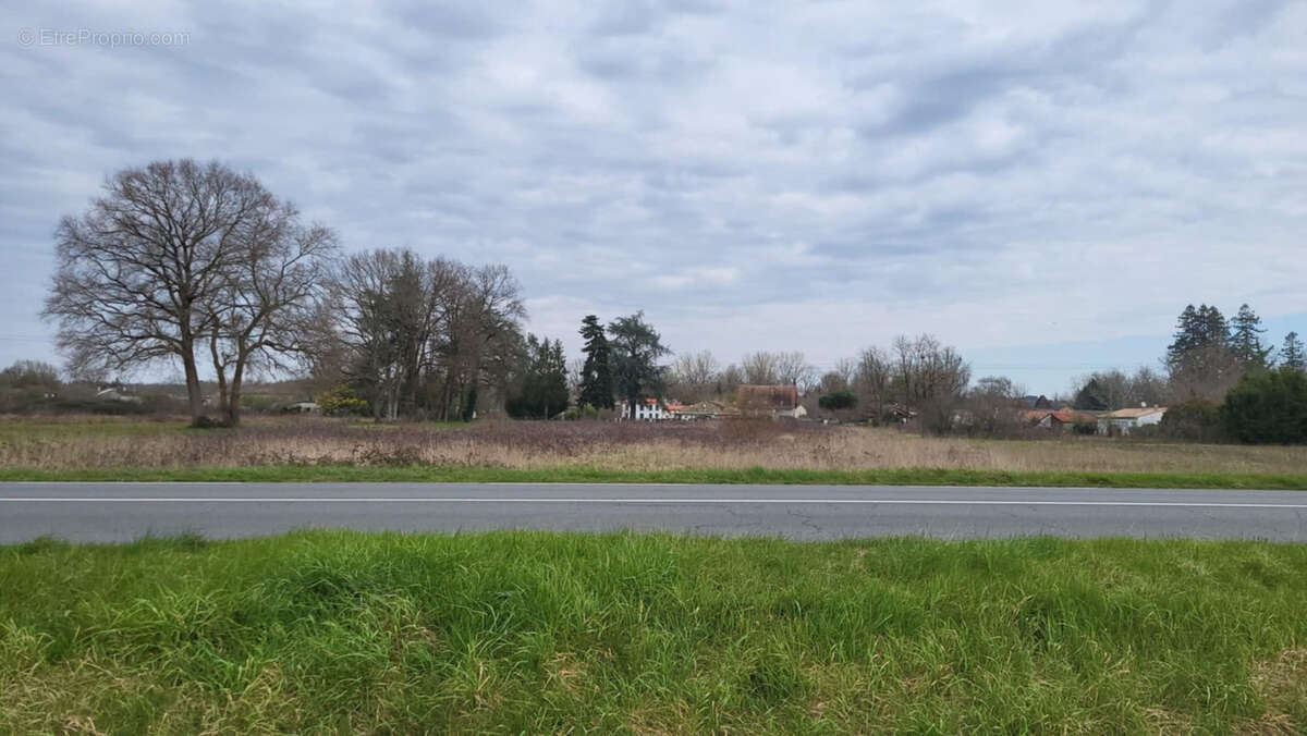 Terrain à MENESPLET