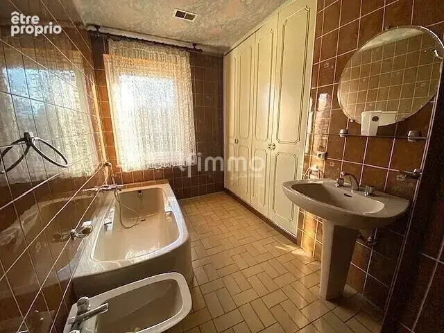 Maison mitoyenne- 286m² habitables sur terrain de 8 ares - photo 8