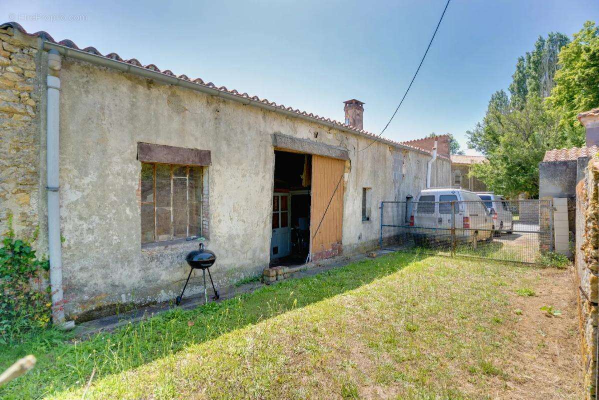 Maison de bourg avec dépendance et jardin – Saint-Juire-Champgil - photo 8