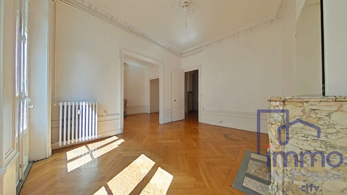 Appartement 111 m² à Saint-Etienne  - photo 2