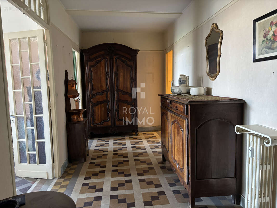 Appartement de caractère dans un immeuble Art Déco   Quartier recherché du Champ de Mars - photo 2