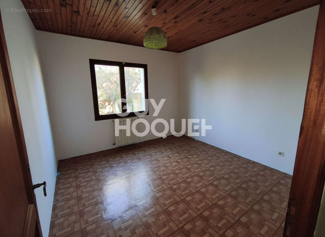 Maison à ENTRAIGUES-SUR-LA-SORGUE