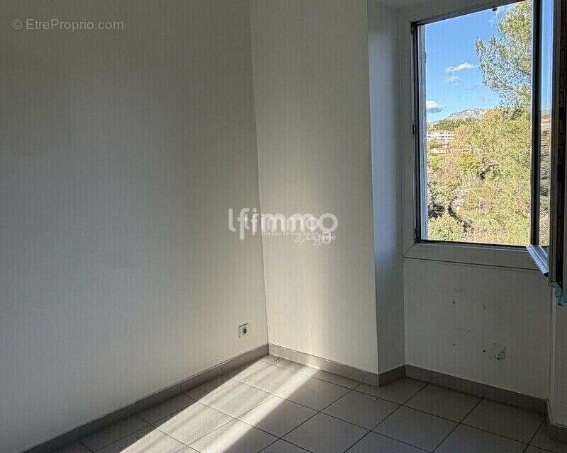 Maison de 101m2 à rénover sur sa parcelle de 500m2 - St Menet 13 - photo 8