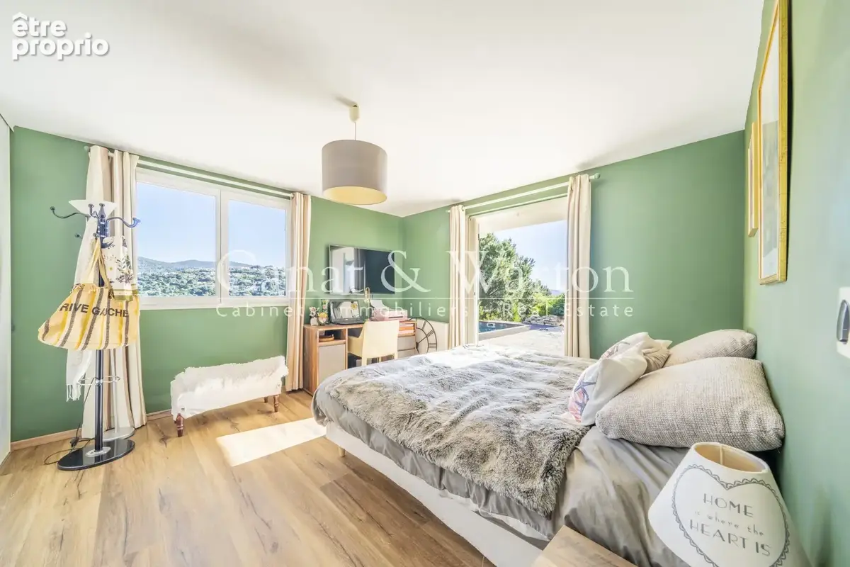 À 2 kms du centre: villa rénovée avec piscine à cavalaire avec vue mer & collines - photo 8