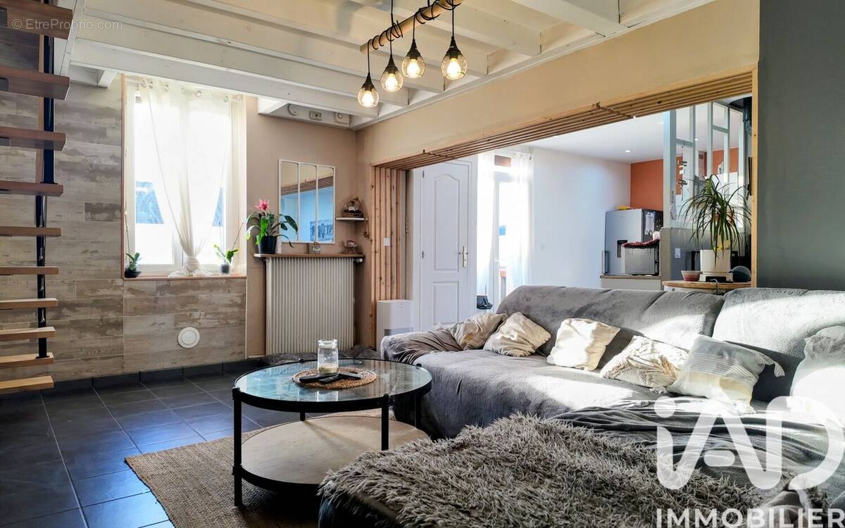 Photo 1 - Maison à LE CHAMBON-FEUGEROLLES