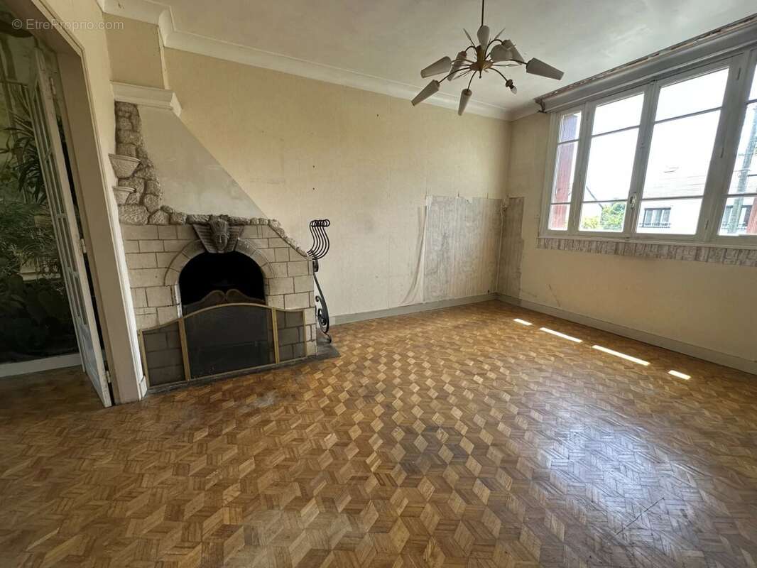 Maison à LE MESNIL-SAINT-DENIS