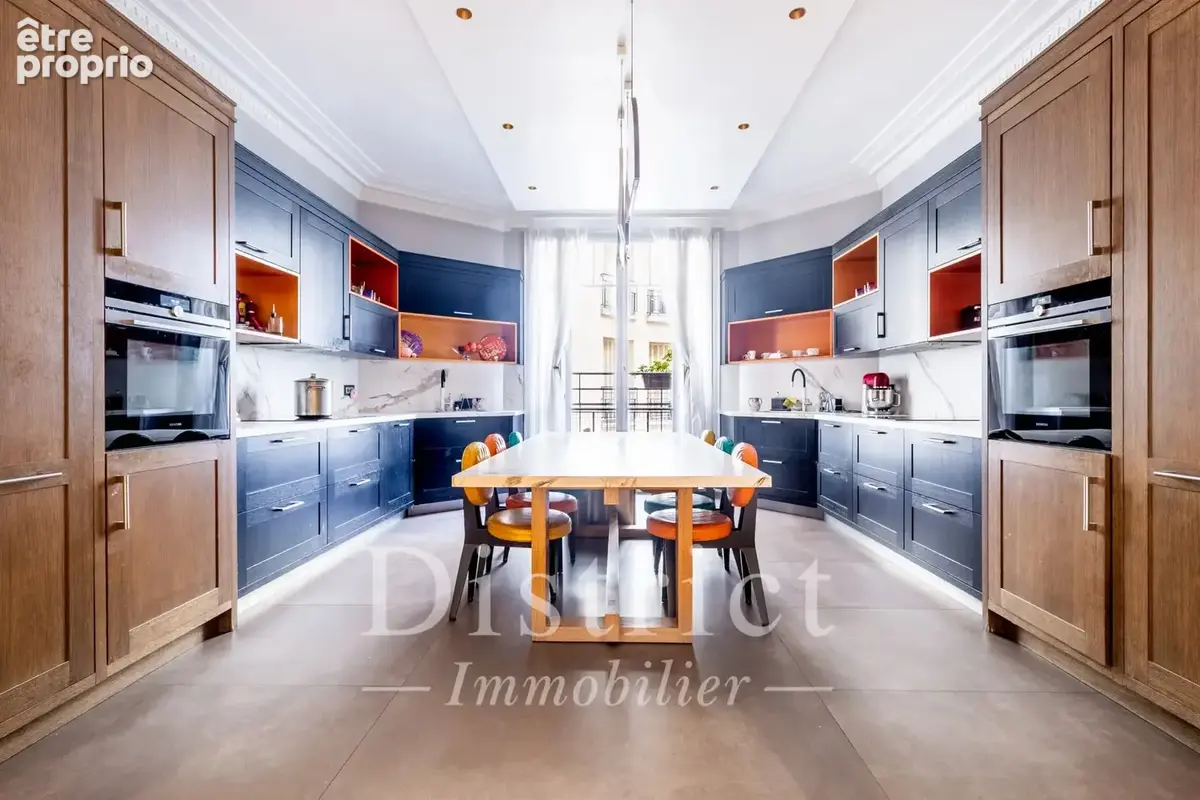 Triangle d'Or - Place François 1er/Montaigne. Un appartement d'exception de 284,14m² en excellent état, plein Sud et avec de trè - photo 3