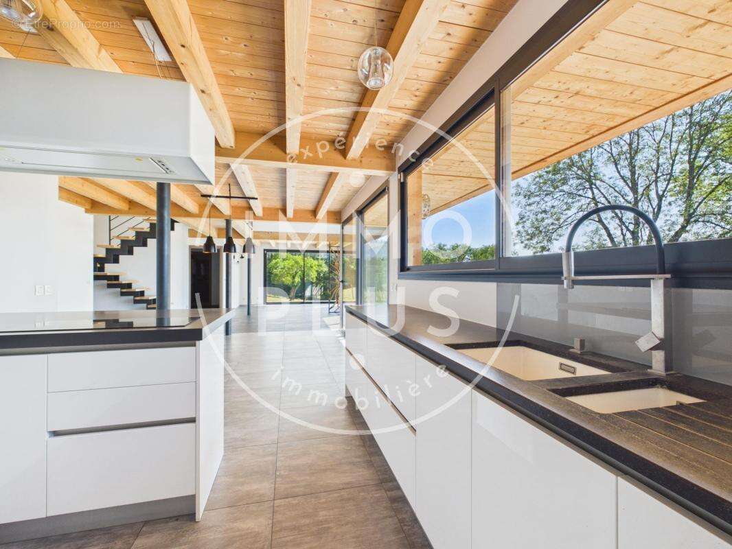 Vente - Maison - 5 pièces + cuisine - 152 m² - 927 000 € - - photo 4