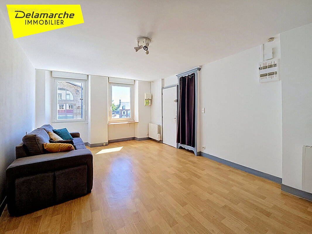 A vendre immeuble Brehal local commercial + appartement - photo 1
