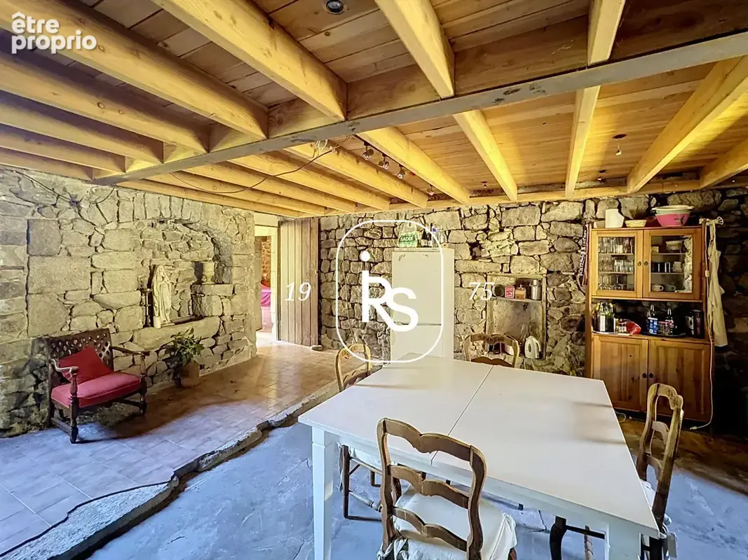 Authentique maison en pierre de hameau de 154 m2 A FINIR DE RÉNOVER avec 650 m2 de terrain. - photo 9