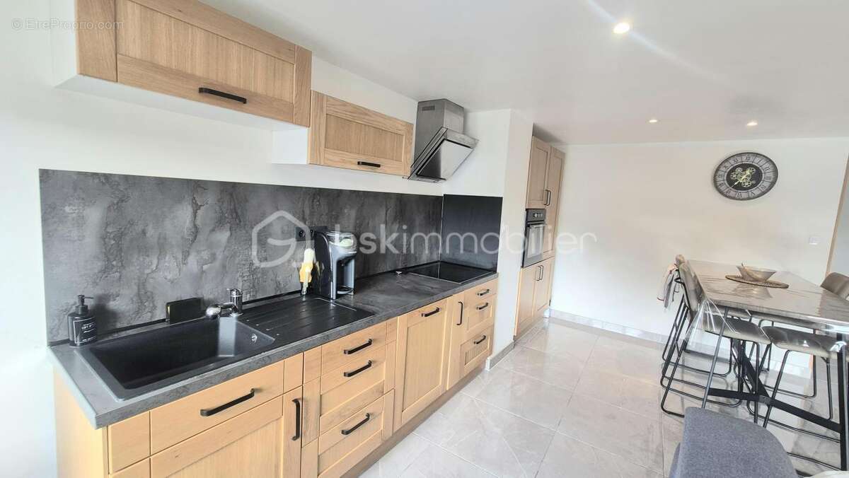 Appartement à SOLLIES-PONT