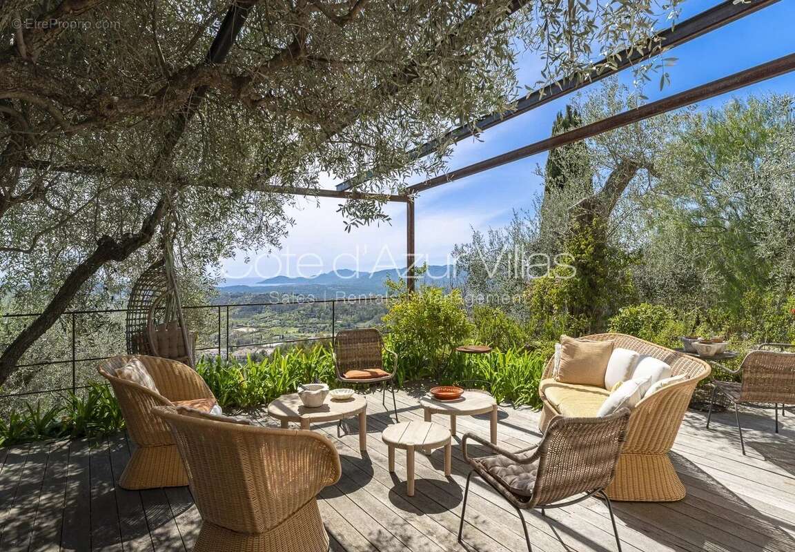 Maison à CHATEAUNEUF-GRASSE