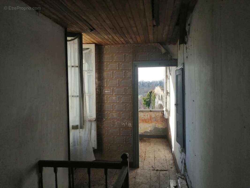 Appartement à MONTIGNAC-LE-COQ